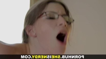 Брюнетка с упругими ягодицами ощутила кайф крепкого хуя в нежной пизденке